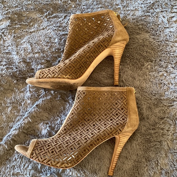 Suede Leather Cutout Design Ankle hi Peep Toe Heel - Picture 4 of 7